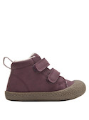 Botín de niña en color morado, estilo casual que asegura un calce perfecto con su punta redonda.