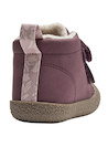 Botín sintético morado, combina con leggings y camisetas, ideal para un look fresco.