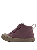 Botín morado con taco plano de 2 cm, perfecto para actividades diarias al aire libre.