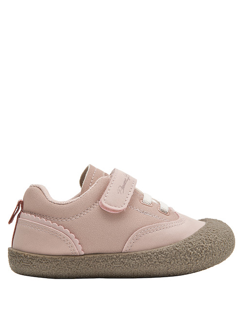 Zapatilla de niña en color rosado, diseño cómodo y casual, ideal para shorts y actividades al aire libre.