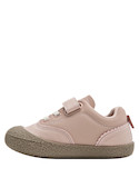 Zapatilla de niña en color rosado, diseño casual, perfecta para combinar con vestidos informales.