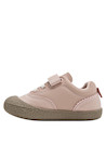 Zapatilla de niña en color rosado, diseño casual, perfecta para combinar con vestidos informales.