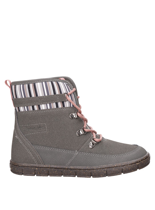 Detalles en la parte superior de botas grises para niña, combinan resistencia y estilo casual.