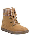 Enfoque en el diseño de las botas, color camel, estilo casual que combina con jeans o faldas.