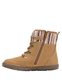 Detalles de las botas en color camel, estilo casual, ideales para actividades al aire libre.