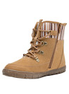 Botas casuales para niña en color camel, diseño textil con punta redonda y taco plano de 2 cm.
