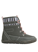 Bota de aventura para niña, con taco plano de 2 cm que proporciona estabilidad y confort.