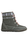 Bota de aventura para niña, con taco plano de 2 cm que proporciona estabilidad y confort.