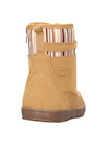 Bota sintética para niña en color camel, suela plana de 2 cm que ofrece confort en cada paso.
