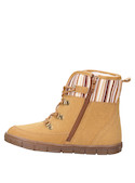 Bota camel con detalles en la parte superior, perfecta para combinar con outfits de otoño.