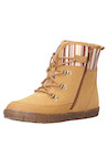 Bota camel casual para niña, diseño outdoor con material sintético, ideal para aventuras y comodidad diaria.