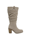 Detalle de la punta redonda en botas taupe de cuero, asegurando confort y un toque elegante en el calzado.