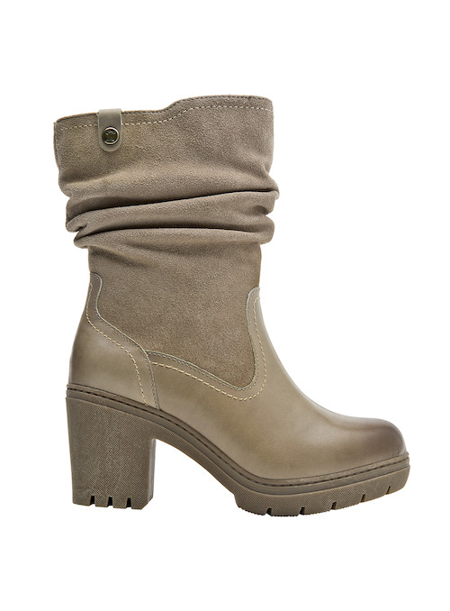 Bota de cuero beige para mujer, diseñada para recorrer nuevos horizontes con estilo y confort.