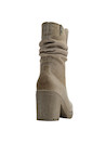 Bota beige de cuero para mujer, con punta redonda y detalles rústicos que aportan autenticidad.