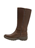 Bota de cuero en color moro, tacón plano de 4.5 cm, perfecta para un look aventurero.