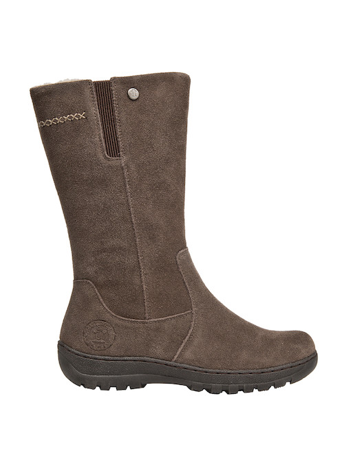 Botas de mujer en cuero café, ideales para combinar con jeans ajustados o faldas largas.