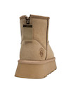 Botín sintético para mujer en tono camel, ofrece comodidad y calidez para un estilo de vida activo.