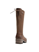 Bota casual para mujer en cuero café, diseño versátil para combinar con jeans o vestidos.