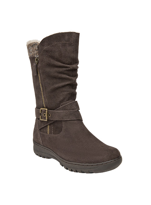 Elegante bota de cuero color moro para mujer, con estilo rústico refinado y punta redonda, ideal para combinar con jeans.
