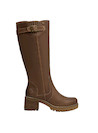Bota de mujer en cuero café, perfecta para combinar con faldas largas y pantalones ajustados.