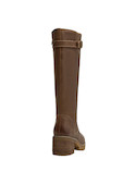 Bota casual para mujer en cuero café, con punta redonda y acabados que evocan autenticidad.