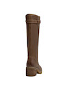 Bota casual para mujer en cuero café, con punta redonda y acabados que evocan autenticidad.