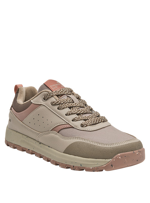 Zapatilla beige de mujer con punta redonda, adecuada para combinar con jeans o vestidos casuales.
