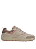 Zapatilla outdoor beige para mujer, combina estilo natural con funcionalidad para aventuras urbanas.