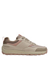 Zapatilla outdoor beige para mujer, combina estilo natural con funcionalidad para aventuras urbanas.
