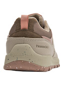 Zapatilla de mujer beige de Panama Jack, diseñada para ofrecer libertad y confort en cada paso.