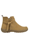 Botín casual en color camel, con taco plano de 4.5 cm, ideal para un look distintivo.