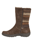 Vista lateral de botas de cuero café para mujer, destacando su taco plano de 4.5 cm.