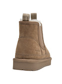 Botín sintético en tono taupe, estilo casual perfecto para paseos urbanos.