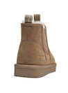 Botín sintético en tono taupe, estilo casual perfecto para paseos urbanos.