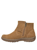 Botín de cuero camel con acabado texturizado, perfecto para combinar con jeans ajustados o vestidos sencillos.