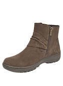 Botín de cuero café para mujer, estilo casual con detalle de lazo y altura de taco de 4.5 cm.