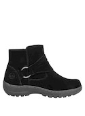 Botín negro de cuero suave, ideal para looks versátiles en la ciudad, combinando confort y elegancia.
