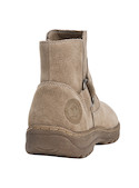 Botín casual taupe para mujer, presenta una bandolera decorativa que añade un toque distintivo al calzado.