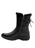 Vista lateral de botas de mujer en cuero negro, con diseño de punta redonda y taco plano.