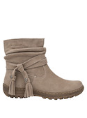 Botín casual taupe, perfecto para combinar con leggings y chaqueta de cuero.