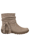 Botín casual taupe, perfecto para combinar con leggings y chaqueta de cuero.