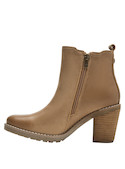 Botín de cuero camel para mujer con taco bloque de 8 cm, perfecto para un look cómodo y estilizado.