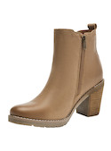 Botín de cuero camel para mujer con diseño casual y punta redonda, ideal para actividades al aire libre.
