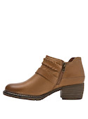 Botín de vestir camel con horma redonda, ideal para un look chic.