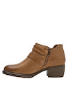 Botín de vestir camel con horma redonda, ideal para un look chic.