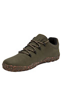 Zapatilla verde outdoor para hombre con diseño textil, ideal para aventuras diarias en la naturaleza.