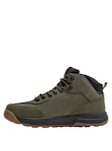Botín verde con diseño robusto de cuero, perfecto para combinar con jeans y pantalones cargo.