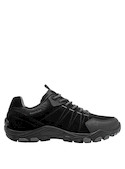 Zapatilla negra con diseño moderno, ideal para combinar con ropa urbana y actividades al aire libre.