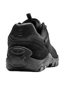 Zapatilla negra con taco plano de 5 cm, perfecta para caminar cómodamente en la ciudad.