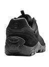 Zapatilla negra con taco plano de 5 cm, perfecta para caminar cómodamente en la ciudad.